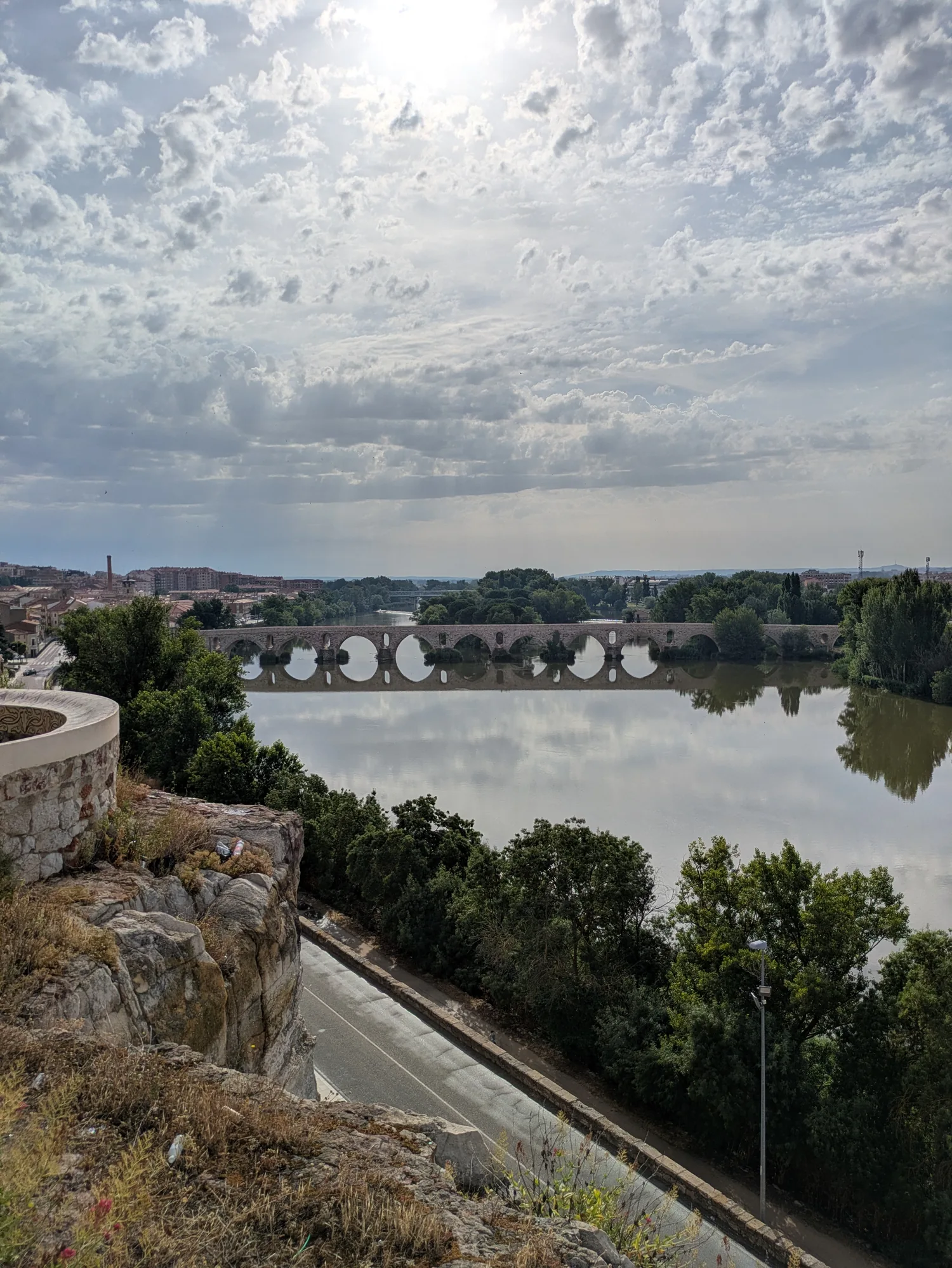Wide view over the Duero and its old bridge